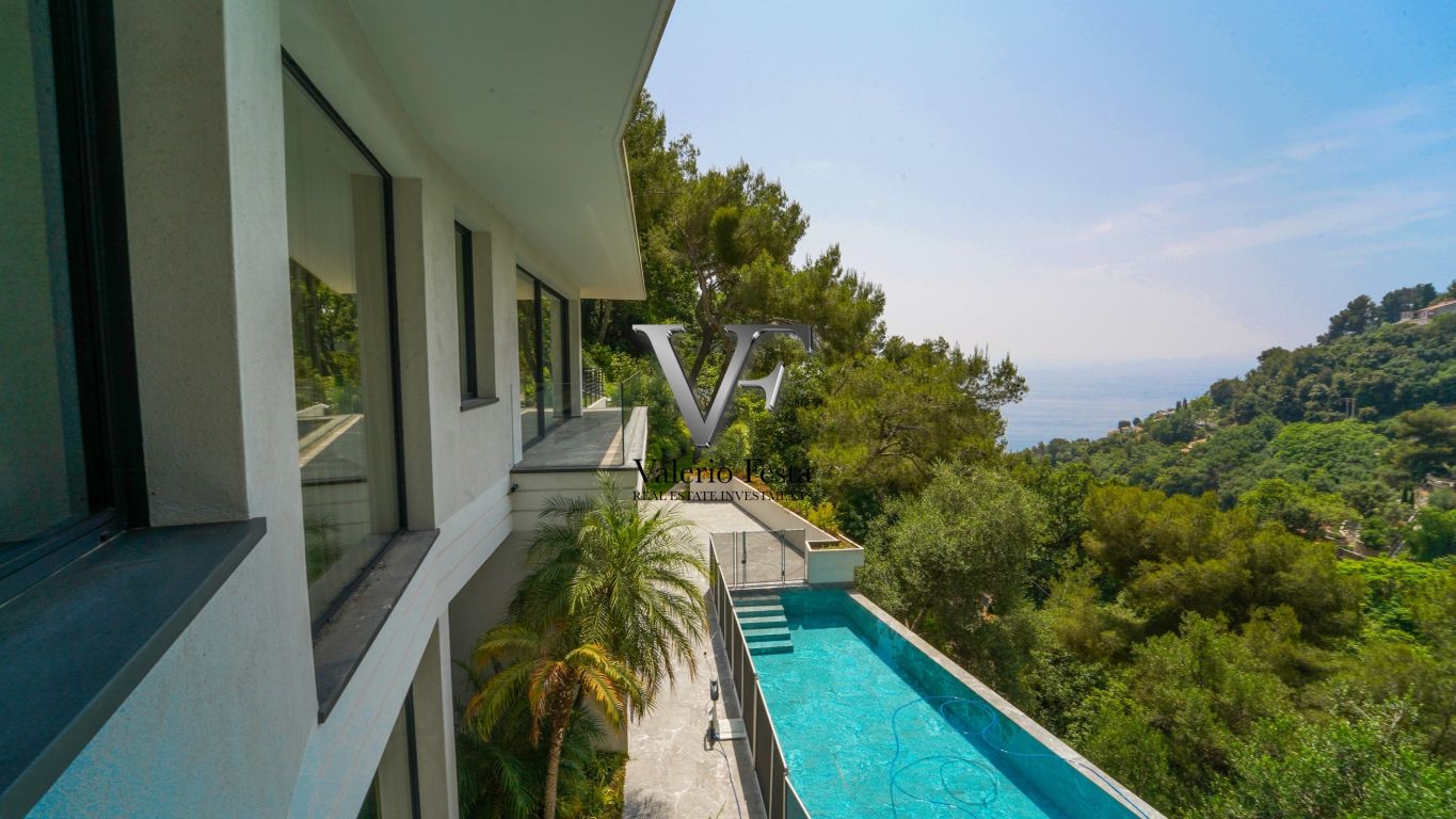 villa 8 rooms for sale on ROQUEBRUNE CAP MARTIN (06190) - See details